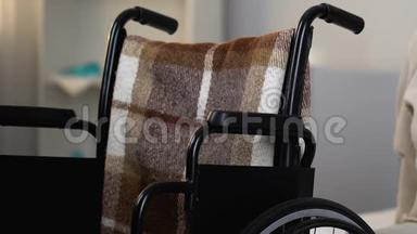 在养老院坐在轮椅上的不幸的孤独女子，感到想家